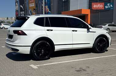 Внедорожник / Кроссовер Volkswagen Tiguan 2022 в 