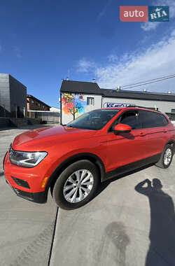 Внедорожник / Кроссовер Volkswagen Tiguan 2017 в 