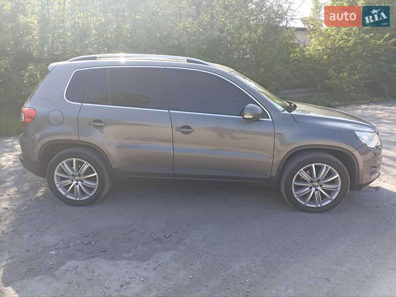 Внедорожник / Кроссовер Volkswagen Tiguan 2010 в Подольске