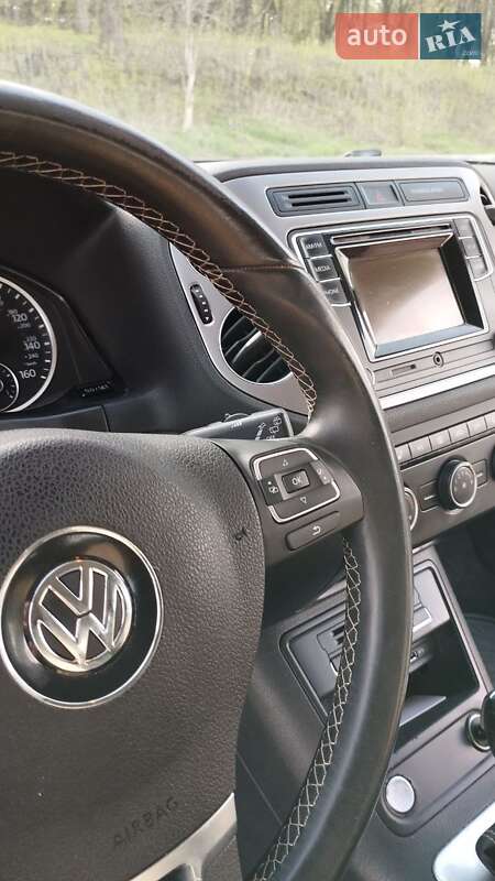 Внедорожник / Кроссовер Volkswagen Tiguan 2015 в Бурштыне