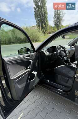 Внедорожник / Кроссовер Volkswagen Tiguan 2019 в 