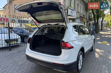 Позашляховик / Кросовер Volkswagen Tiguan 2018 в 