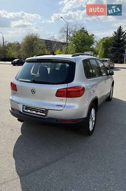 Внедорожник / Кроссовер Volkswagen Tiguan 2017 в 