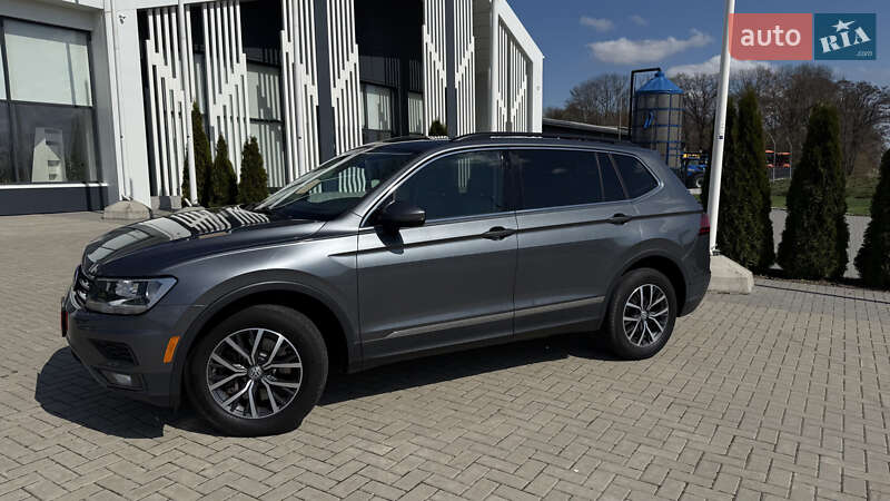 Внедорожник / Кроссовер Volkswagen Tiguan 2017 в 