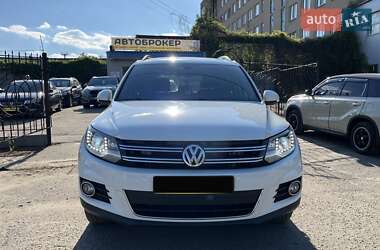 Позашляховик / Кросовер Volkswagen Tiguan 2015 в 