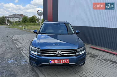 Внедорожник / Кроссовер Volkswagen Tiguan 2018 в 
