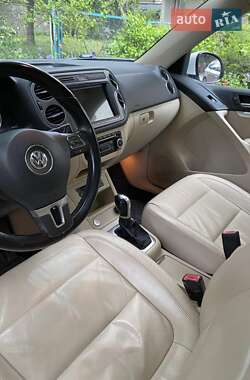 Позашляховик / Кросовер Volkswagen Tiguan 2012 в 