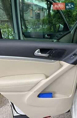Позашляховик / Кросовер Volkswagen Tiguan 2012 в 