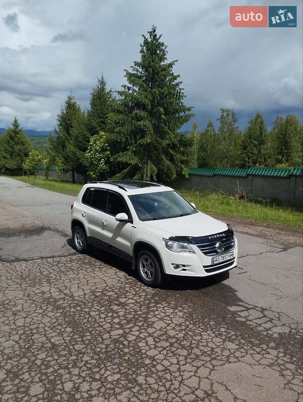 Позашляховик / Кросовер Volkswagen Tiguan 2011 в Тячеві