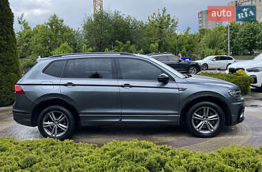 Внедорожник / Кроссовер Volkswagen Tiguan 2017 в 