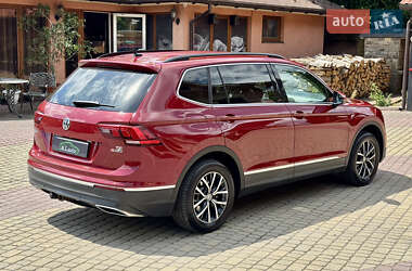 Внедорожник / Кроссовер Volkswagen Tiguan 2017 в 