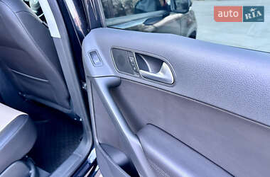 Внедорожник / Кроссовер Volkswagen Tiguan 2017 в 