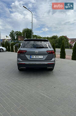 Внедорожник / Кроссовер Volkswagen Tiguan 2017 в 