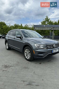 Внедорожник / Кроссовер Volkswagen Tiguan 2017 в 