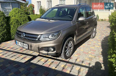 Внедорожник / Кроссовер Volkswagen Tiguan 2015 в Подгородном