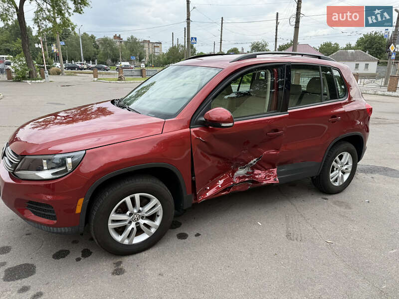Позашляховик / Кросовер Volkswagen Tiguan 2015 в 