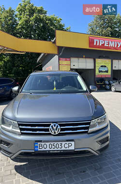 Внедорожник / Кроссовер Volkswagen Tiguan 2017 в 