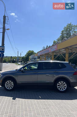 Внедорожник / Кроссовер Volkswagen Tiguan 2017 в 