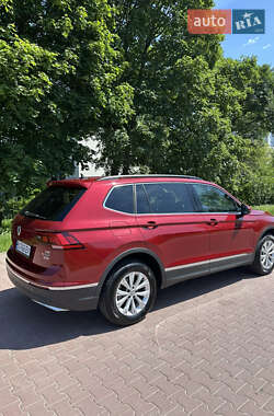 Внедорожник / Кроссовер Volkswagen Tiguan 2017 в Хмельницком