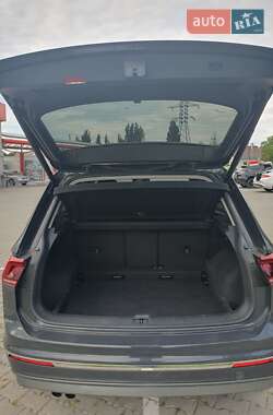 Внедорожник / Кроссовер Volkswagen Tiguan 2018 в 