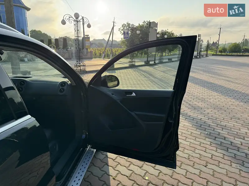 Volkswagen Tiguan 2017 VIN WVGTV7AX5HK024101 фото оголошення 12 з 98