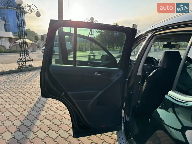 Volkswagen Tiguan 2017 VIN WVGTV7AX5HK024101 фото оголошення 17 з 98