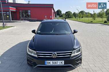 Внедорожник / Кроссовер Volkswagen Tiguan 2019 в 