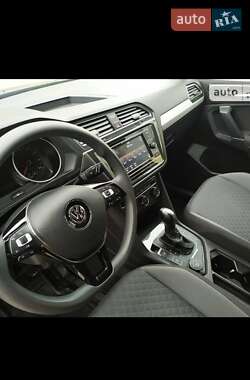 Внедорожник / Кроссовер Volkswagen Tiguan 2017 в 
