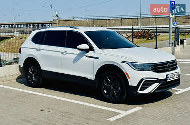 Внедорожник / Кроссовер Volkswagen Tiguan 2024 в 