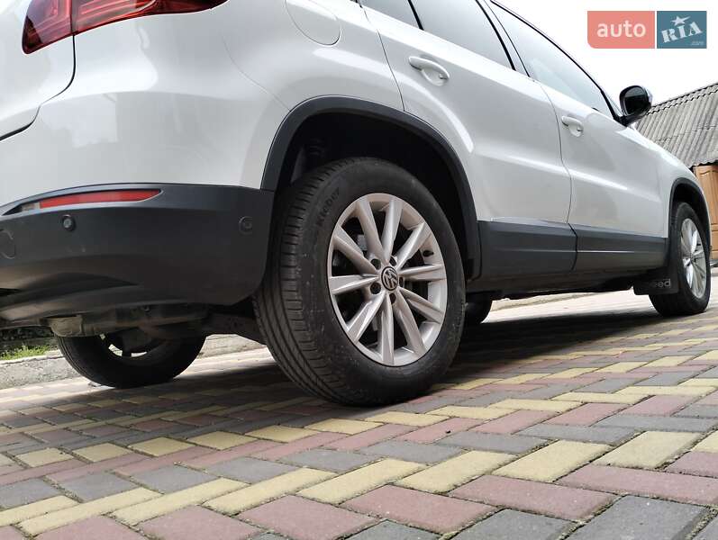 Внедорожник / Кроссовер Volkswagen Tiguan 2015 в Хмельницком