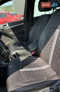 Позашляховик / Кросовер Volkswagen Tiguan 2013 в 