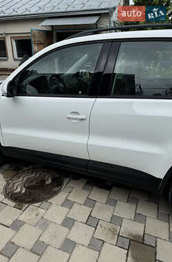 Внедорожник / Кроссовер Volkswagen Tiguan 2017 в 