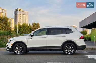 Позашляховик / Кросовер Volkswagen Tiguan 2022 в 