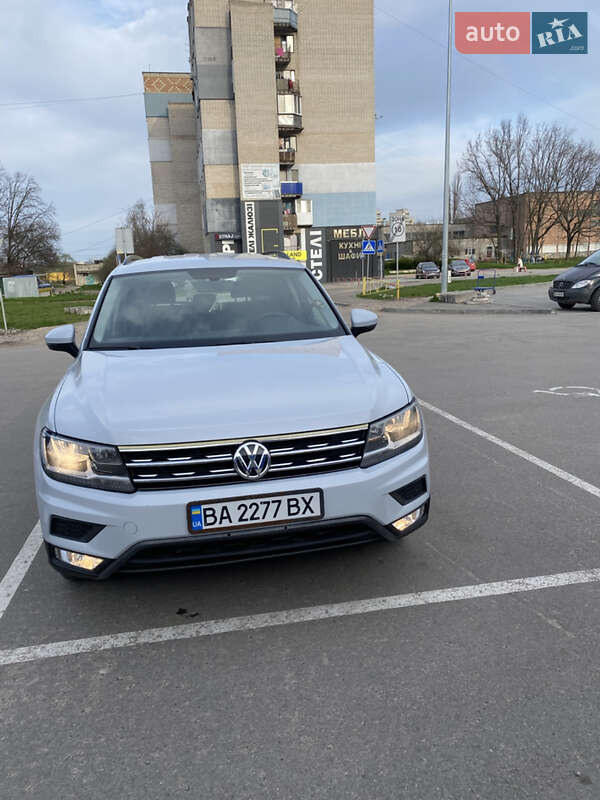 Внедорожник / Кроссовер Volkswagen Tiguan 2017 в 