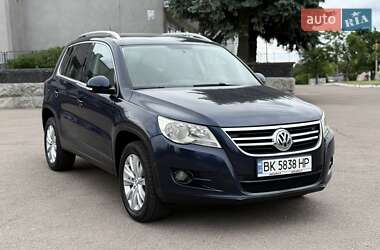Позашляховик / Кросовер Volkswagen Tiguan 2010 в Рівному