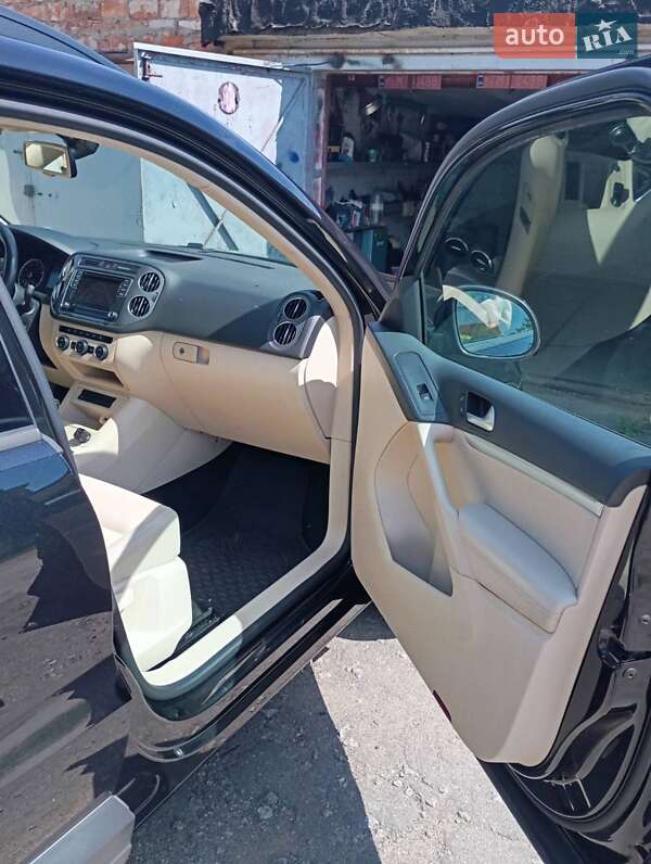 Внедорожник / Кроссовер Volkswagen Tiguan 2016 в Казатине