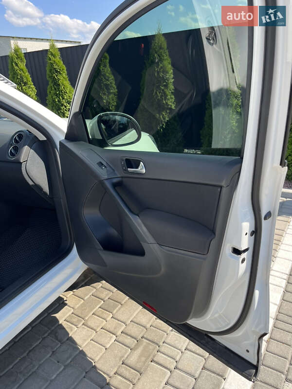 Внедорожник / Кроссовер Volkswagen Tiguan 2017 в Звягеле