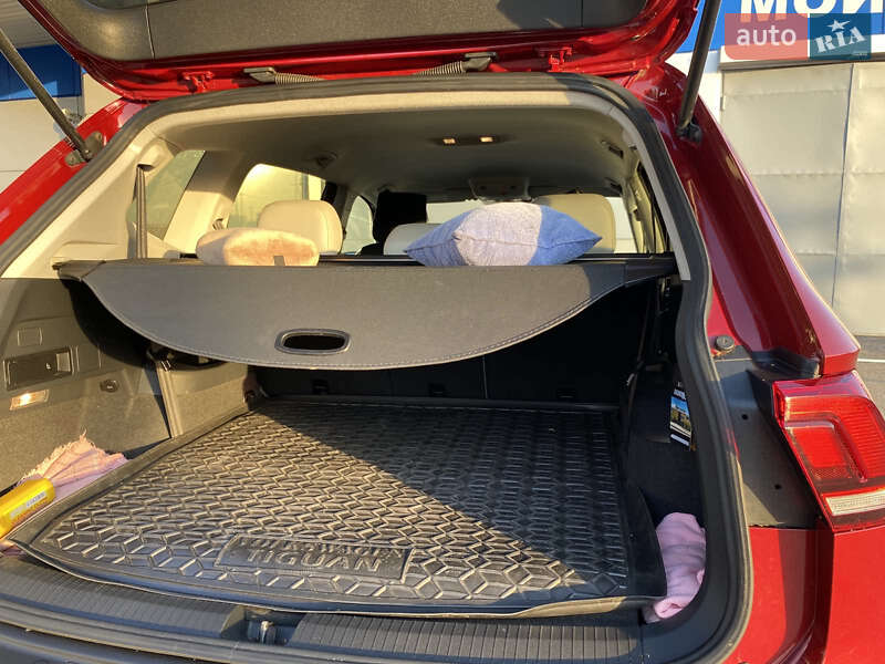 Внедорожник / Кроссовер Volkswagen Tiguan 2017 в Новоукраинке