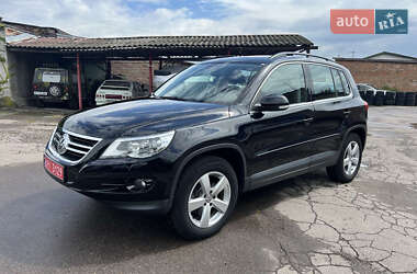Внедорожник / Кроссовер Volkswagen Tiguan 2009 в Нововолынске