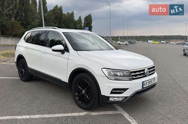 Внедорожник / Кроссовер Volkswagen Tiguan 2017 в 