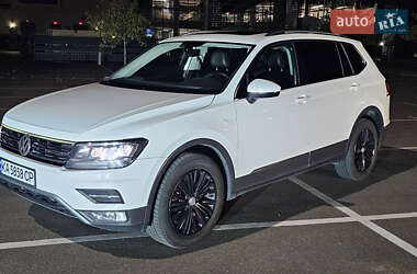 Внедорожник / Кроссовер Volkswagen Tiguan 2017 в 