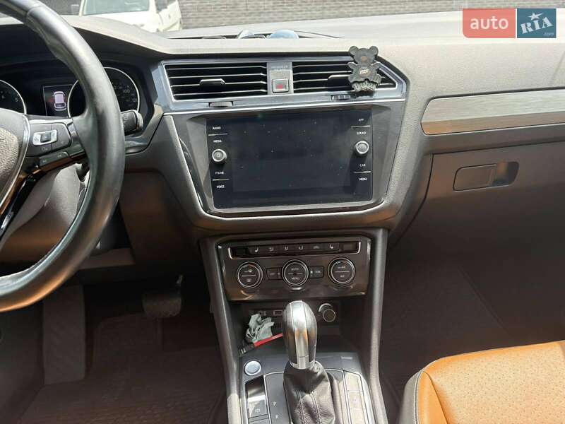 Внедорожник / Кроссовер Volkswagen Tiguan 2017 в Черновцах