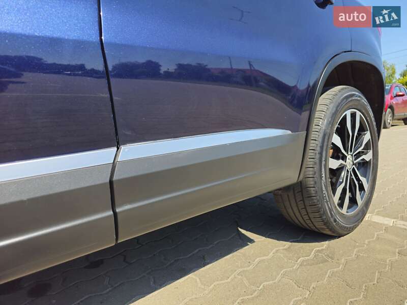 Внедорожник / Кроссовер Volkswagen Tiguan 2011 в Бродах