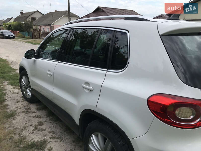 Внедорожник / Кроссовер Volkswagen Tiguan 2011 в Хмельнике
