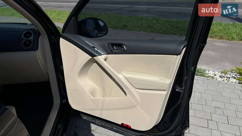 Внедорожник / Кроссовер Volkswagen Tiguan 2015 в Львове