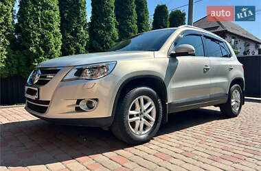 Внедорожник / Кроссовер Volkswagen Tiguan 2010 в Киеве