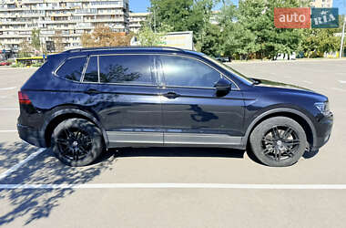 Внедорожник / Кроссовер Volkswagen Tiguan 2017 в 