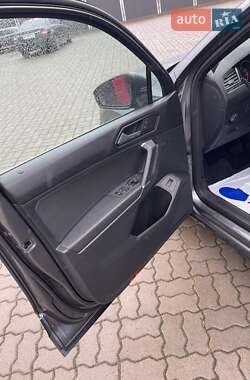 Внедорожник / Кроссовер Volkswagen Tiguan 2017 в 