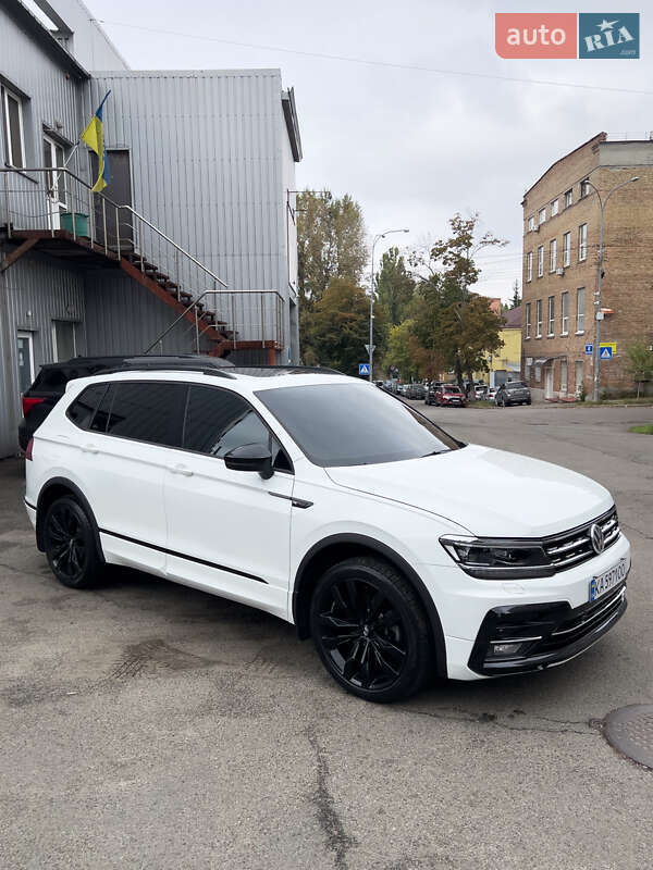Внедорожник / Кроссовер Volkswagen Tiguan 2021 в Киеве