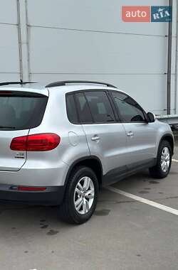 Внедорожник / Кроссовер Volkswagen Tiguan 2016 в 